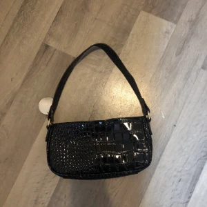 baguette bag svart  - INTRESSEKOLL!! Hej vill kanske sälja min svarta fina baguette bag då den inte kommer till sååån stor användning (använt den vid typ max två tillfällen) säljer den när jag känner mig nöjd med priset (frakt tillkommer på 63kr) BUDA