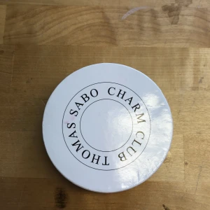 Thomas Sabo armband - Thomas Sabo armband med en medföljande äkta berlock. Endast använd fåtal gånger. Frakt ingår