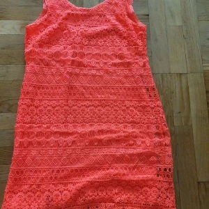 Pink dress strl 38 - Knallrosa spetsig sommardröm! Lite djupare i ryggen.