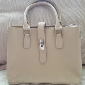 Beige/puderrosa handväska - Sparsamt använd puderrosa/beige handväska, praktiskt och ganska så rymlig. I fint skick!