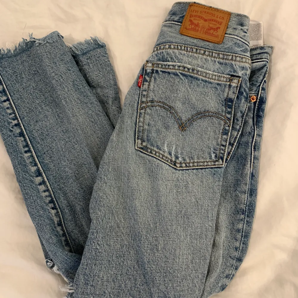 Supersnygga jeans fr Levis som tyvärr blivit för små. Fått mycke intresserade BUDA i kommentarerna , 💙högsta bud just nu 500kr💙. Jeans & Byxor.