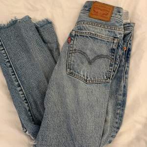 Supersnygga jeans fr Levis som tyvärr blivit för små. Fått mycke intresserade BUDA i kommentarerna , 💙högsta bud just nu 500kr💙