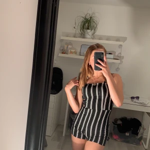 Svartvit byxdress strl S - Köpt på marknad i Italien, använd en gång bra skick och mjukt tyg 