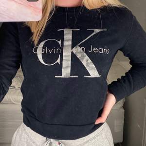 Säljer jättefin Calvin Klein tröja som tyvärr inte kommer till användning. Storlek XS, köparen står för frakten🥰