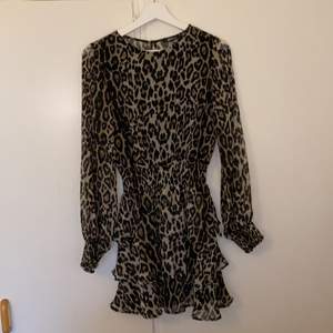 Leopard klänning ifrån Gina. Storlek 34. Aldrig använd. Köpt för 399!