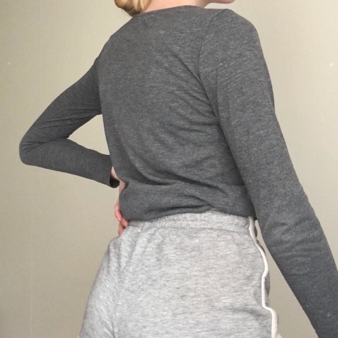 Mörkgrå tröja med guldtext 🤍 - 90