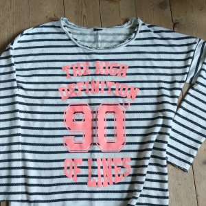 Klassisk tröja med neon! - Skön klassisk, randig tröja i aprikos neon text!