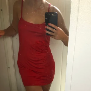 Silkes klänning/linne - En väldigt fin silkesklänning som har blivit för kort för mig för att använda som en klänning. Skönt material och funkar verkligen att ha som ett simpelt linne till byxor också (se bild). Står ej storlek men skulle chansa på S. 60kr+frakt🥰