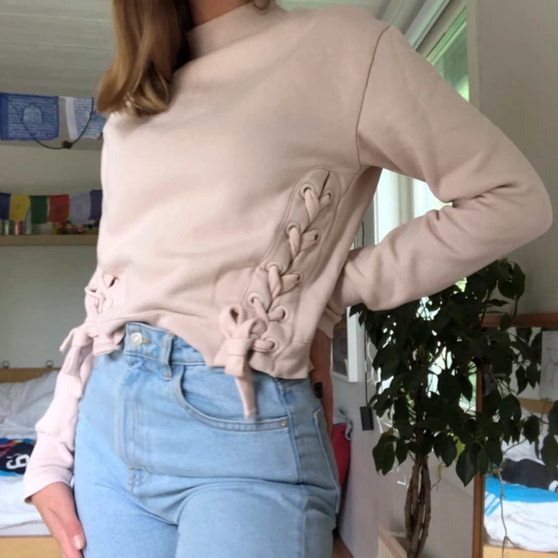 Rosa tröja med snörnings detaljer