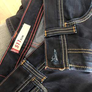 Mörkblå jeans från Levi’s med ljusa sömmar och ett spänne där bak där man kan reglera storleken💞Storleken motsvarar en S! Säljer för 250kr + frakt!