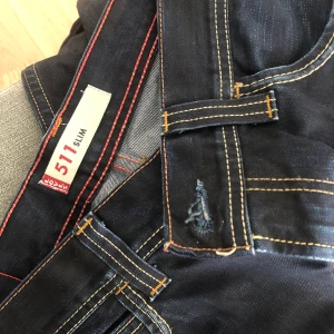 Levis Jeans - Mörkblå jeans från Levi’s med ljusa sömmar och ett spänne där bak där man kan reglera storleken💞Storleken motsvarar en S! Säljer för 250kr + frakt!