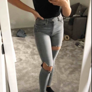  - Gråa håliga jeans från zara,  Jätte stretchiga & sköna! Används endast provade!💕💕