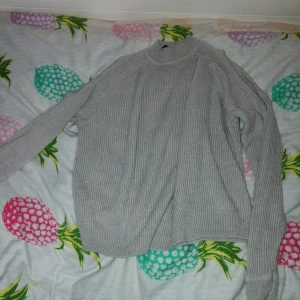  - Stickad tröja från H&M, 2 styckna hål vid båda armen. Polo hals ish, använt 3 ggr