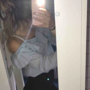  - Ljusblå topp/blus, fint skick.