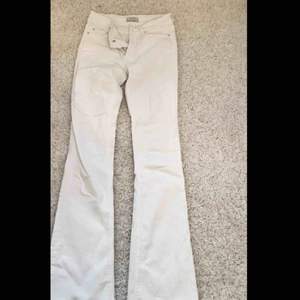 Klassiska vita bootcut jeans från Zara storlek 34, passar mig som brukar ha ca 36!