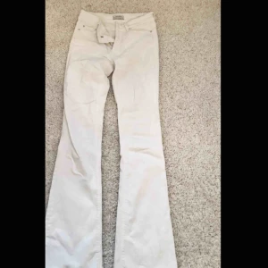  - Klassiska vita bootcut jeans från Zara storlek 34, passar mig som brukar ha ca 36!