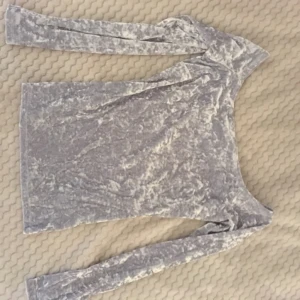  - Off sholder tröja i skönt material från Gina. Väldigt fin till fest 