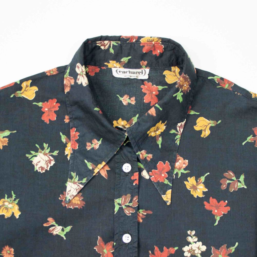 Vintage 80s cotton autumn floral patterned Cacharel shirt in black size S  Tiny holes on the chest (see photo) SIZE No label, fits best S Model: 171/S Measurements:  Length: 61 cm pit to pit: 52 cm sleeve length: 61 Free shipping . Skjortor.