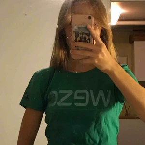  - Snygg Unik Grön WESC T-shirt!💚  Möts upp i Södra Stockholm Annars står köparen för frakten🥰