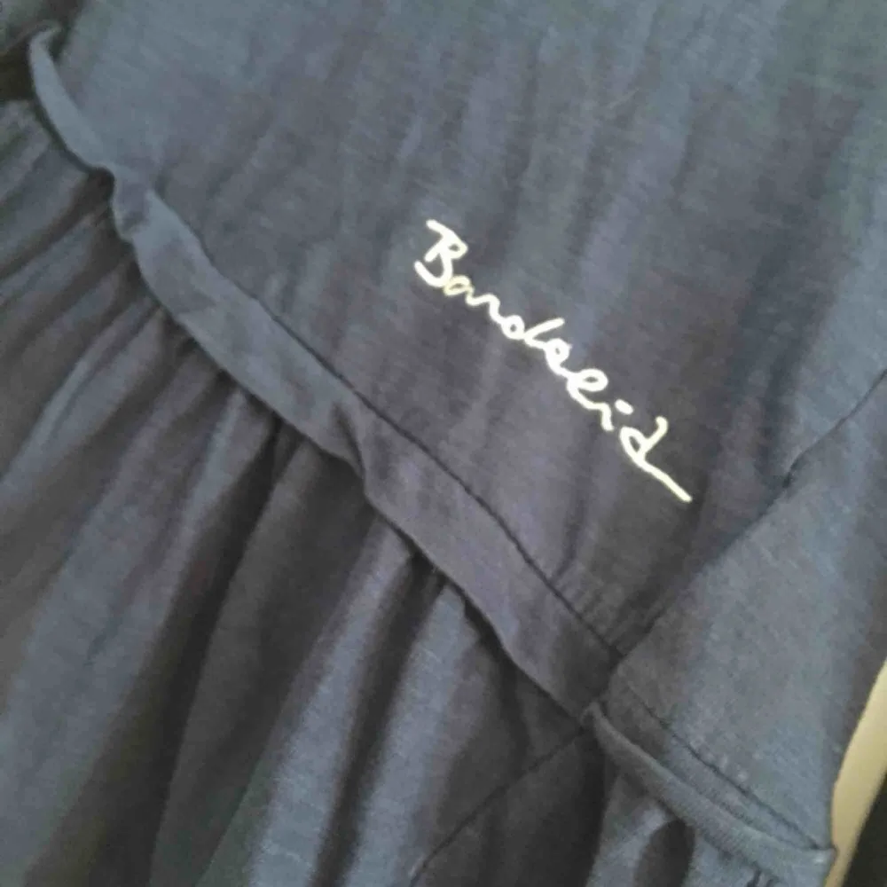 Mörkblå Bondelid-tröja i storlek L, men är liten i storleken så passar M. Sparsamt använd så den är i väldigt bra skick! Finns på flera sidor. (Borås/Göteborg). Pris kan diskuteras.. Toppar.