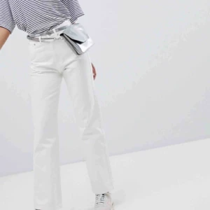  - FEEEETT snygga byxor i modellen ROW från weekday!! Vita, jeans. Strlk 28/32, passar mig som är ca 170 cm lång. Bra skick, inte använda mycket!!! Kan båda fraktas o mötas, hör av vid frågor kram💓🥰💓
