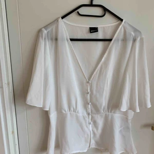  - Vit blus från Gina Tricot, storlek 38 🌸  Fint skick! 