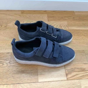  - Mörkblåa kardborrebands skor Sjukt snygga till hösten Knappt använda  Ordn. Pris 800kr