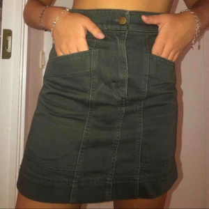  - Militärgrön kjol från H&M X Anna Glover