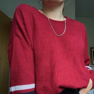  - mysig stickad tröja från pull & bear i strl M med tre streck på varje arm. sparsamt använd. köparen står för frakten🌻