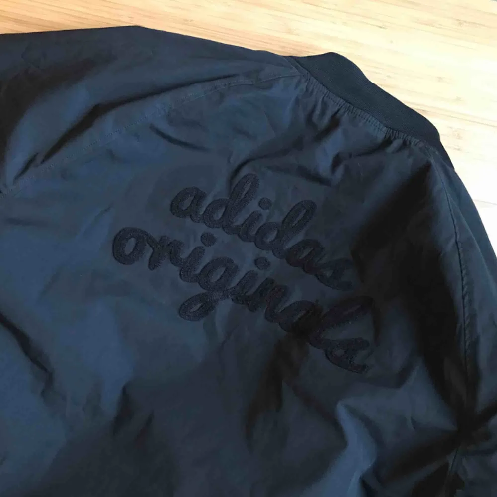 Adidas originals jacka! Använt endast 3 gånger, måste sälja kläder pga flytt!. Jackor.