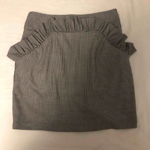  - Unik kjol med volanger. Man får supersnygg figur i denna! 