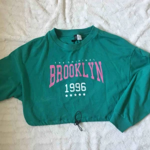  - Crewneck med dragsko Kika gärna in på min profil, har massvis med annonser ute!