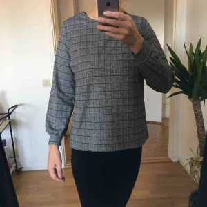 Rutig tröja - Fint skick, knappt använd.   Skickad med spårbar post. Frakt 66kr. Köparen står för frakten. 