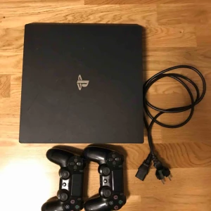  - Sony playstation 4 slim 500 GB (Inkl 1st handkontroll, den andra 300 kr).  HDMI sladd + handkontroll laddare ingår. ena handkontrollen säljes desperat för 300 hundra. Total summa = 3300 kr