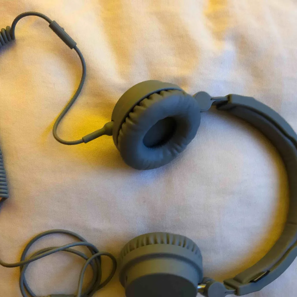 Säljer mina gråa urbanears som knappt är använda! Bra ljud med aux kabel! . Övrigt.