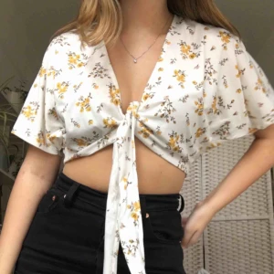  - Söt topp köpt på Nelly. Passar storlek XS och S. Knappt använd 💕 fraktar eller möts upp i Stockholm. 