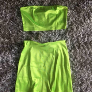  - Snyggt neon-set från H&M använd endast vid ett tillfälle. Frakt tillkommer. Storlek S på kjolen och M på toppen, passar en S eller M! 