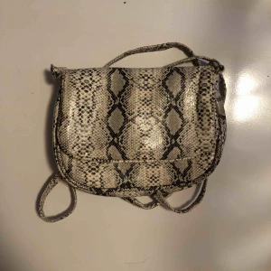  - väldigt liten axelremsväska med ormönster ❤️ 