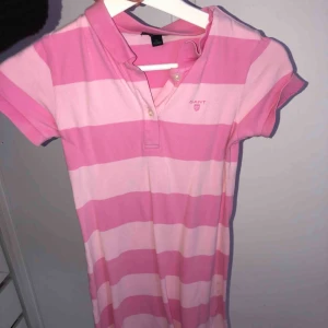  - Rosa klänning från Gant. Det står att den är i storlek medium men det är barnstorlek så det är ungefär xs/s