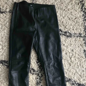  - Skit snygga skinn byxor  Använda ett få tal gånger  Säljer pågrund av att dem är för små Frakten ingår i priset