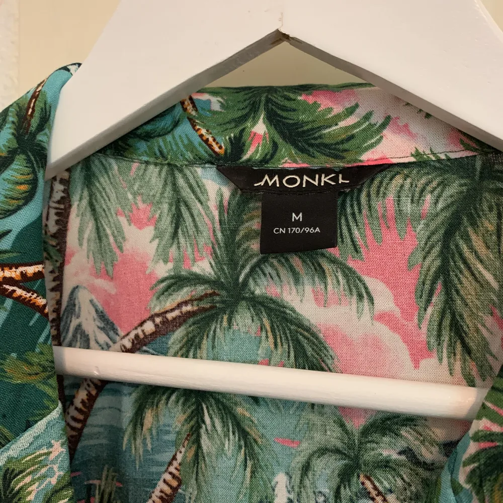 Tunn skjorta av polyester från Monki, aldrig använd! 90kr inklusive frakt 🦢. Skjortor.