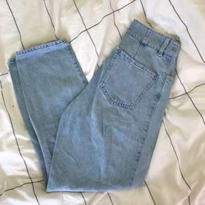 Ljusa supersköna jeans från H&M. Använda men i fint skick! Pris kan diskuteras vid snabb affär 🌻