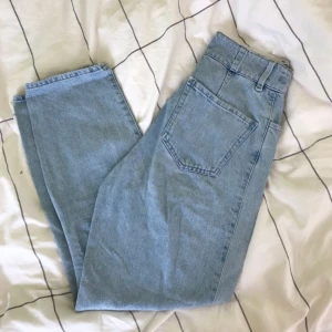  - Ljusa supersköna jeans från H&M. Använda men i fint skick! Pris kan diskuteras vid snabb affär 🌻
