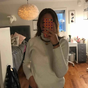  - En stickad tröja med hög krage. Är i XS men ja som vanligtvis bär s funkar den på mig också. KÖPARE STÅR FÖR FRAKT