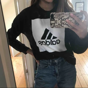  - Svart adidaströja, riktigt mysig. Ganska tjock och varm att ha på sig. Använd ett fåtal gånger, köparen står för frakt💗