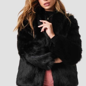  - Helt oanvänd faux fur jacka från nakd Modellen på bilden har strl 34  Sälj fortfarande på nakd ifall ni vill kolla strl (inköpspris 1099kr)🖤
