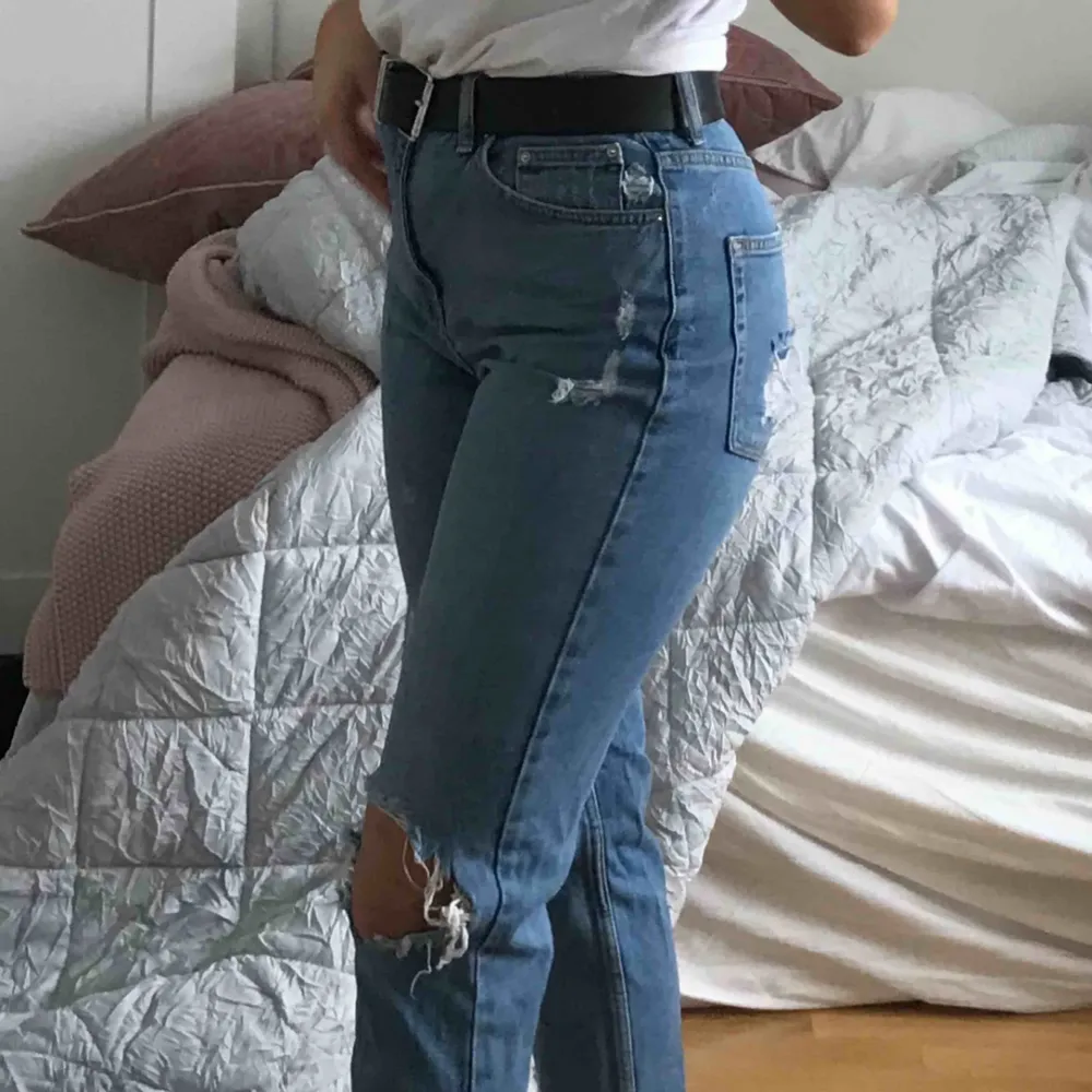Blå hårliga jeans. Jeans & Byxor.