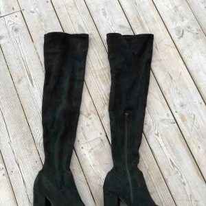  - Svarta overknee boots i storlek 40. Knappt använda men tyvärr har det blivit två små hål (se bilder) i övrigt är dom i väldigt fint skick. Kan skickas, köparen står för frakten. Hämtas i Onsala.