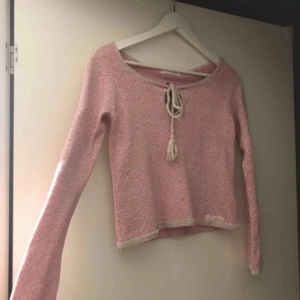  - Odd molly Använd och ett litet hål i den Storlek M Fraktar gärna men står ej för frakten Tar swish Nypris: 899kr Bud är ok