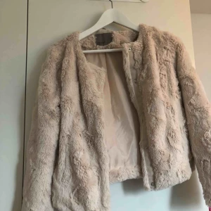  - Säljer denna fina ljusrosa fluffiga jacka 💓